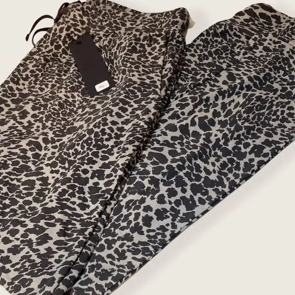 Comfy 2 piece Plus Size Leopard Print Lounge Set. - Picture 2 of 4